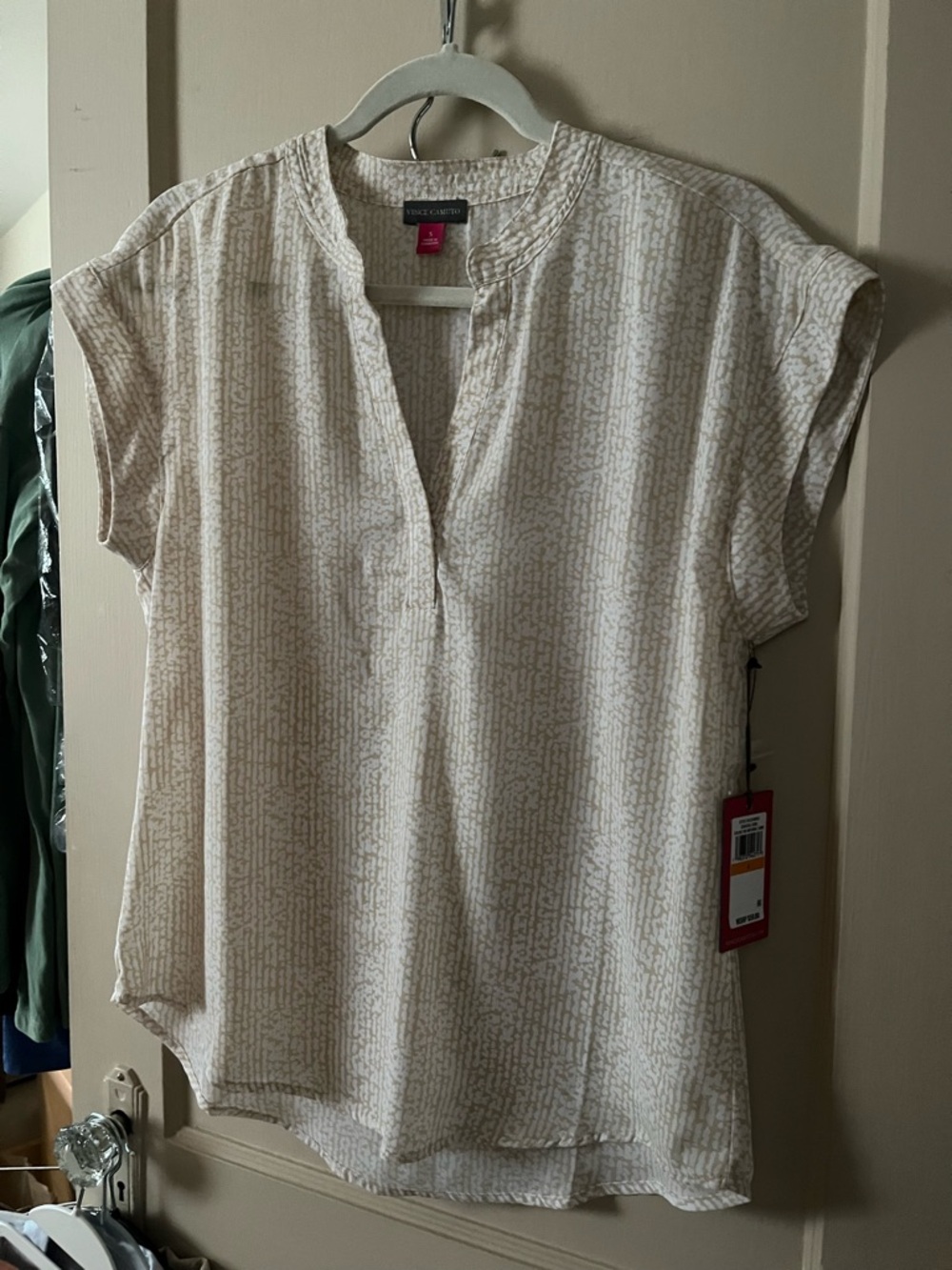 Vince Camuto Cream Printed Short-Sleeve Split-Neck Blouse